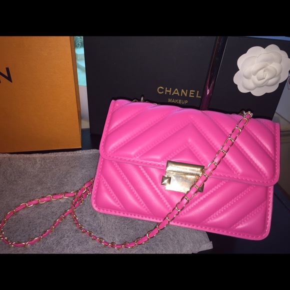 NWOT Barbie pink crossbody with matching wallet - Picture 2 of 13